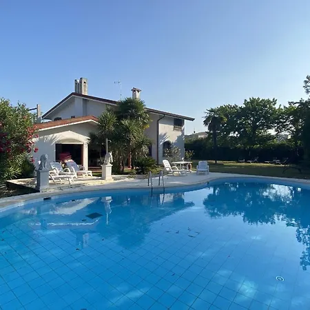 Mit Privatpool Fuer 12 Personen Ca 250 Qm In Casabianca, Adriakueste Italien Lignano Sabbiadoro Und Umgebung Будинок відпочинку