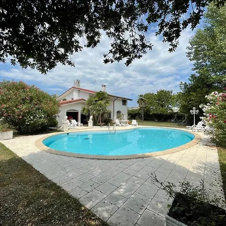 Mit Privatpool Fuer 12 Personen Ca 250 Qm In Casabianca, Adriakueste Italien Lignano Sabbiadoro Und Umgebung Будинок відпочинку Бібіоне